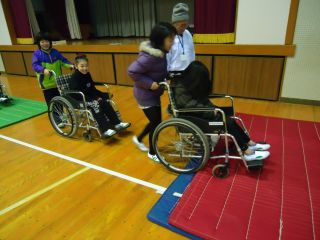 伊勢寺小学校でのバリアフリー体験学習会の写真1