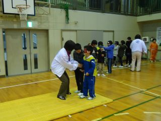 伊勢寺小学校でのバリアフリー体験学習会の写真3