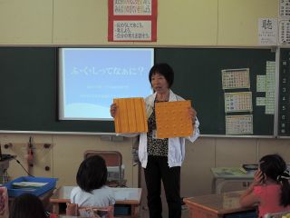 徳和小学校でのバリアフリー体験学習会の写真1