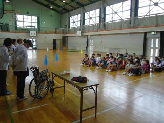 第三小学校でのバリアフリー体験学習会の写真2