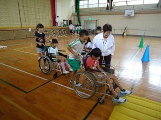 津田小学校でのバリアフリー体験学習会の写真1