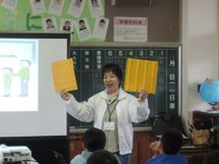 花岡小学校でのバリアフリー体験学習会の写真1