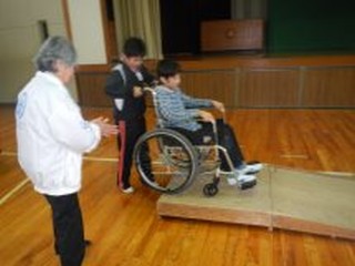 花岡小学校でのバリアフリー体験学習会の写真3