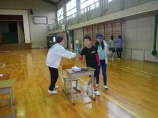 花岡小学校でのバリアフリー体験学習会の写真4