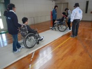 花岡小学校でのバリアフリー体験学習会の写真2