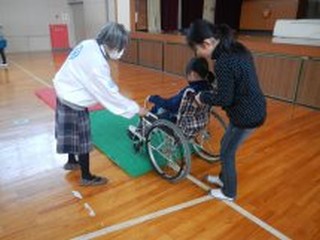 花岡小学校でのバリアフリー体験学習会の写真3