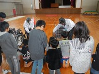 花岡小学校でのバリアフリー体験学習会の写真4