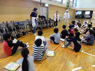 斎宮小学校でのバリアフリー体験学習会の写真1