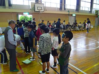 斎宮小学校でのバリアフリー体験学習会の写真2