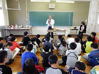 斎宮小学校でのバリアフリー体験学習会の写真3