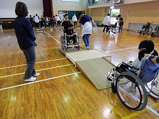 斎宮小学校でのバリアフリー体験学習会の写真4