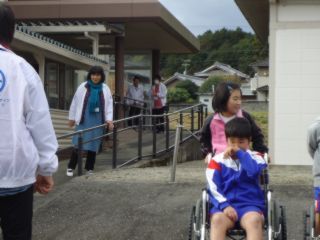 阿坂小学校でのバリアフリー体験学習会の写真1