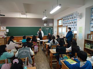 花岡小学校でのバリアフリー体験学習会の写真1