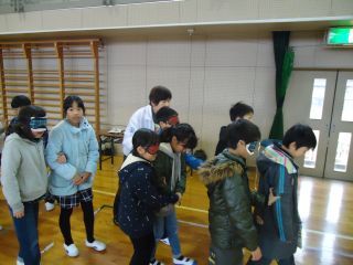 花岡小学校でのバリアフリー体験学習会の写真2