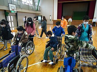 花岡小学校でのバリアフリー体験学習会の写真3