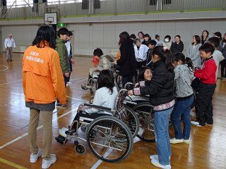 松尾小学校でのバリアフリー体験学習会の写真4